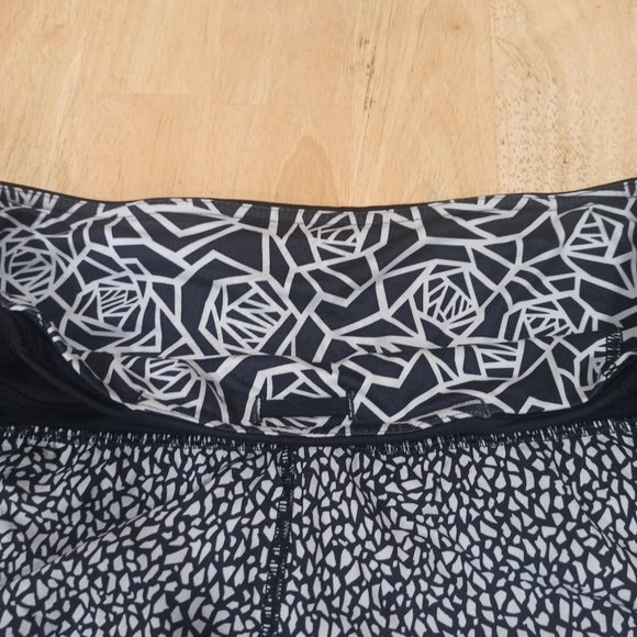 Lululemon women's athletic shorts. Size 6 - Picture 8 of 13